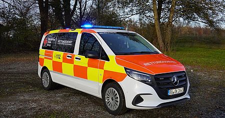 Neues Notarzteinsatzfahrzeug mit eingeschaltetem Blaulicht